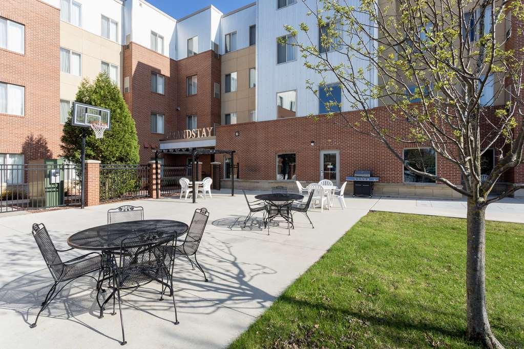 Grandstay Hotel & Suites Downtown Шебойган Екстериор снимка