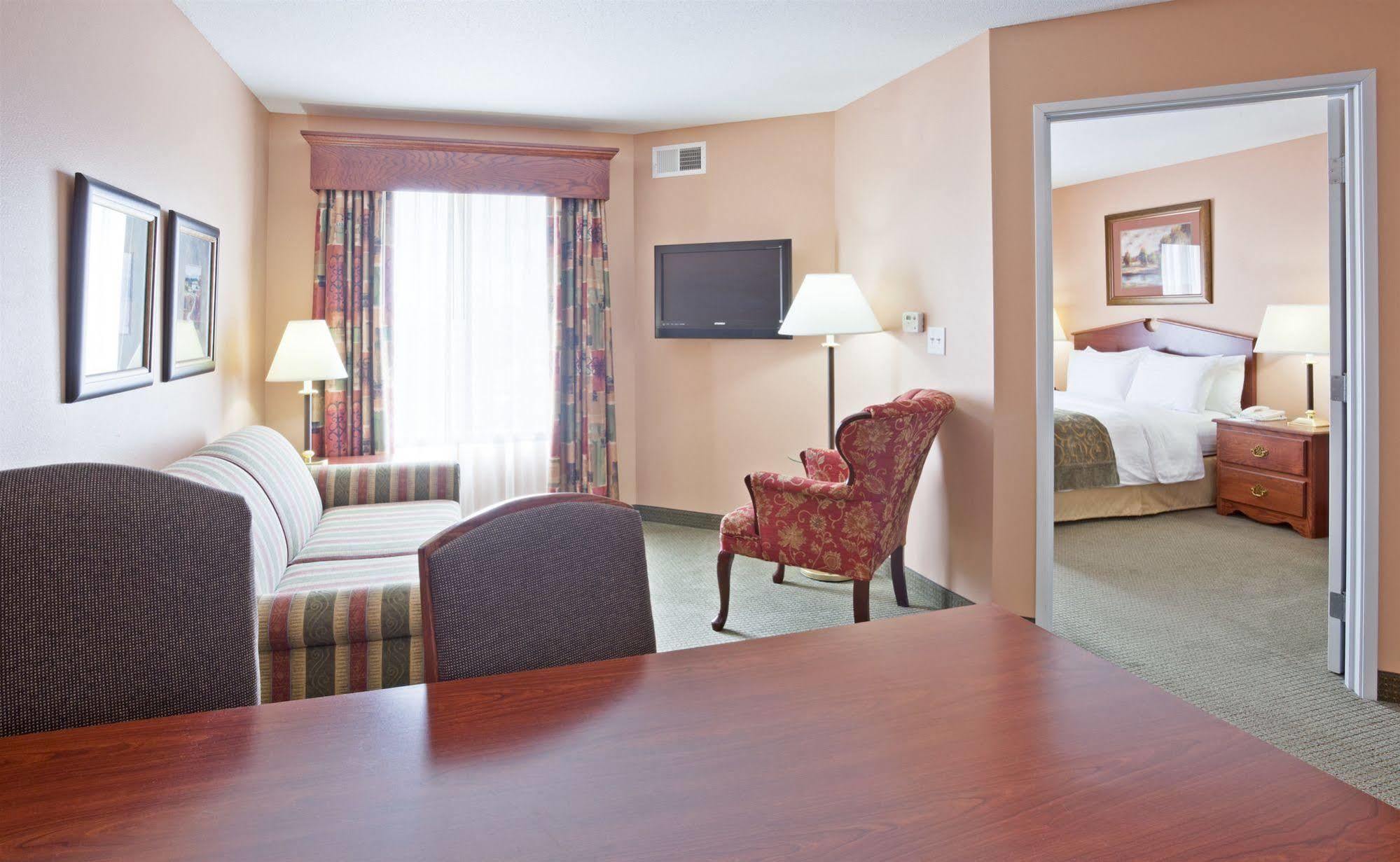 Grandstay Hotel & Suites Downtown Шебойган Екстериор снимка